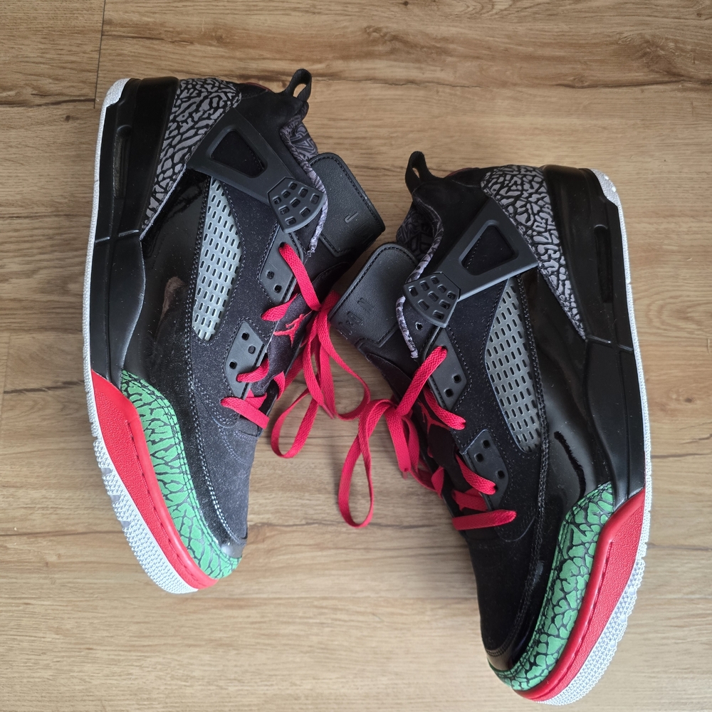 Stylish Sneakers with Red and Green Accents